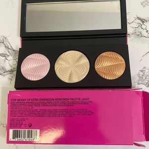 NWT Mac extra dimension skinfinish  highlighter: light 
Never used
Still in box